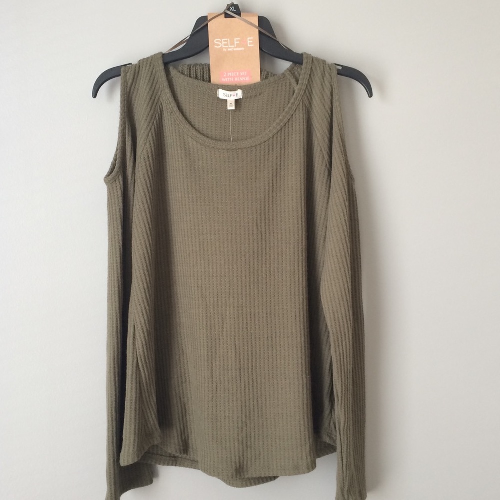 Cold shoulder shirt w/ beanie